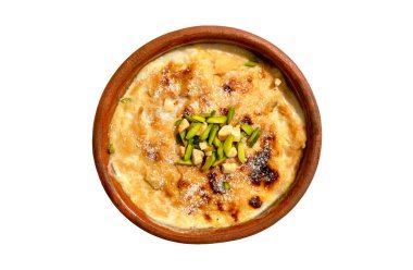 Geleneksel Arapça, doğu tatlıları Om Ali. Üst Manzara. Beyaz arka planda izole edilmiş kahverengi bir kasede mısır ekmekli puding. Üst Manzara. Mısır tatlı tatlı tatlı tatlı