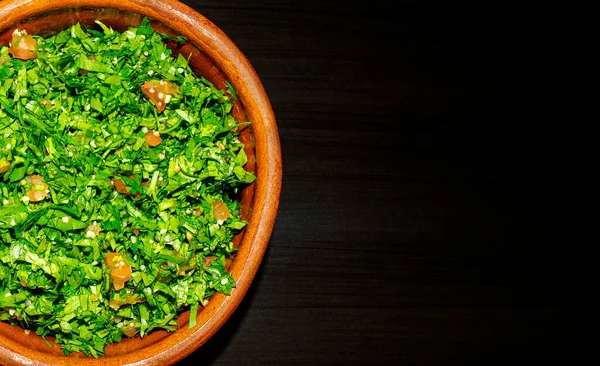 Famosa Cocina Árabe Tradicional Ensalada Verde Tabbouleh Bol Marrón Sobre —  Fotos de Stock