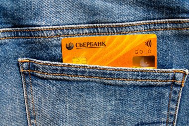 Dubai / BAE - 7 Haziran 2020: Kotun arka cebindeki Sberbank plastik Visa Gold kredi kartı. Rusya Sberbank. 