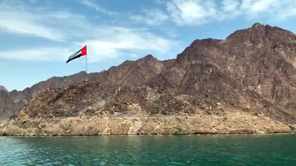 United Arab Emirates Flag Waving Top Hill Middle Hatta Lake — Stock Video