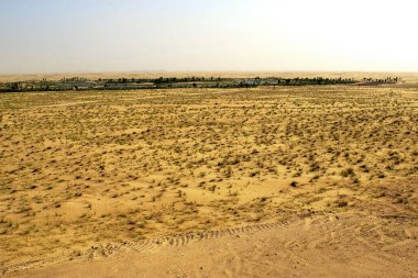 Ufukta yapay ExPO gölü olan BAE 'deki Arap çölü. Gün boyunca güzel düz bir Arap çölü..