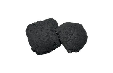 Beyaz arka planda izole edilmiş iki siyah kömür briketi. bbq ateşi için kömür ya da kömür.
