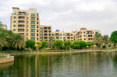 Dubai / BAE - 21 Ağustos 2020: Güzel binaları, yapay gölü ve park alanı olan Yeşiller Mahallesi manzarası. Gündüz Dubai 'de yeni modern bölge