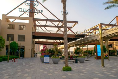 Dubai / BAE - 30 Ağustos 2019: Dubai 'de popüler bir turistik bölgenin tepesindeki Güzel Pointe logosu. Popüler lüks restoranlar ve dükkanlar bölgesi. 