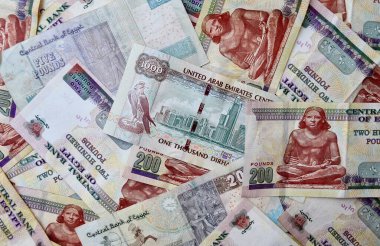 BAE Dirham banknotu Mısır ulusal para biriminin en tepesinde. Para banknotları. Mısır banknotlarının arka planı. EGP ve AED kağıt para döviz kuru. Üst görünüm