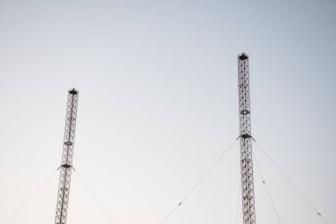 gün batımında bir radyo kulesi