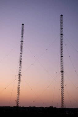 gün batımında bir radyo kulesi