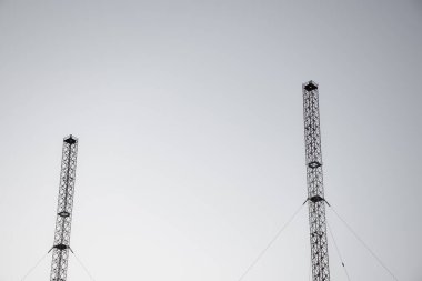 gün batımında bir radyo kulesi