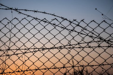 tellerin arkasında bir gün batımı