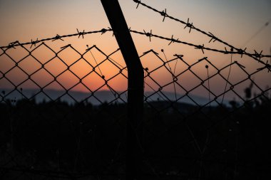 tellerin arkasında bir gün batımı