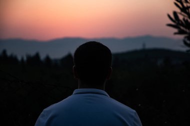 gün batımında yalnız adamın silueti