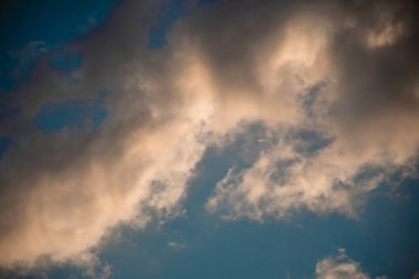 Beyaz bulutlarla gökyüzünde ki güneşe doğrudan bakmak