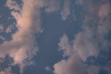 Güzel kümülüs bulutları ve parlak güneş. Geçmişi. Peyzaj.