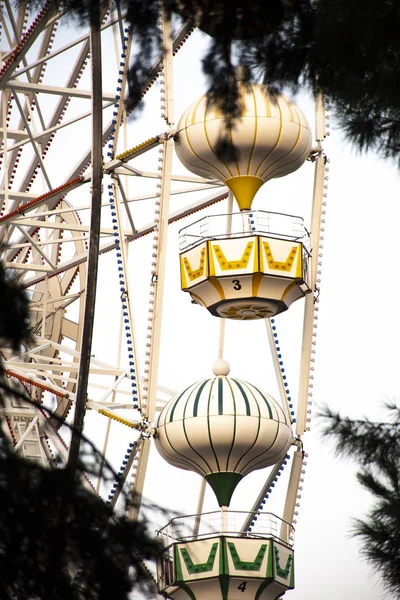 Noria Entre Los Árboles Feria Atracciones — Foto de Stock