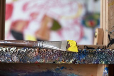 sanatçı stüdyosunda fırça