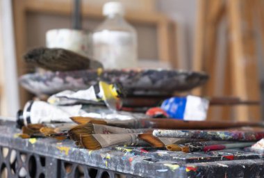 stüdyoda sanatsal malzemeler fırçalar