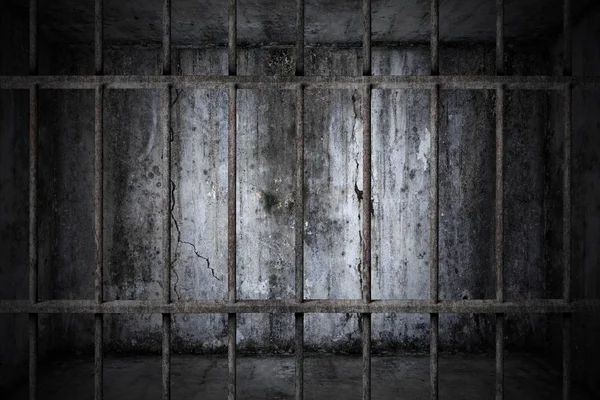 老监狱锈迹斑斑的金属棒牢房锁 监狱里又黑又亮 — 图库照片