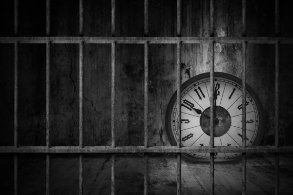 Horloge de fusion douce déformée est emprisonnée dans une vieille prison rouillée — Photo