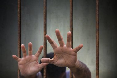 Eski hapishane pas yakalamak için umutsuz mahkumun Man Hands