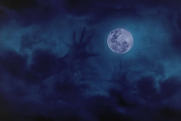 Lua cheia azul com demônio nuvem no céu azul escuro, conceito de — Fotografia de Stock