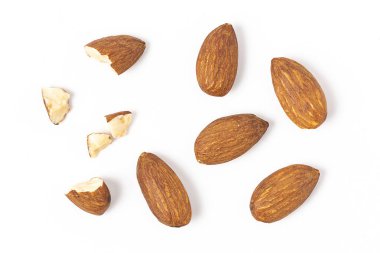 Beyaz arkaplanda izole edilmiş bademler