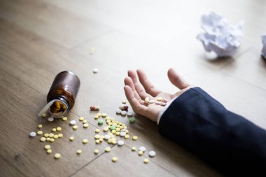 aşırı doz ile iş adamı intihar yakın el