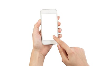 Elinde cep telefonu olan, beyaz arkaplanda kırpma yolu olan, boş ekranlı el bilgisayarı olan genç bir kadın.