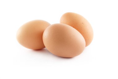 Beyaz arkaplanda üç yumurta izole edilmiş