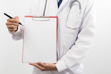 Boş panoya beyaz arka planda izole edilmiş gösteren doktor. 