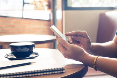 bir telefon kullanarak el kadın, ahşap masada boş ekran akıllı telefon Kafede 