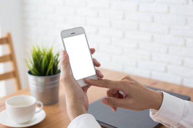 Boş ekranlı cep telefonu tutan el genç kadın,Kafede akıllı telefon kullanan kadın