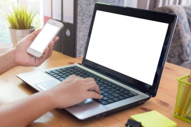 akıllı telefon ve dizüstü bilgisayar kullanarak evden çalışan genç kadın ,Boş dizüstü bilgisayar
