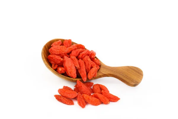 Bacche di goji essiccate in cucchiaio di legno, isolate su fondo bianco — Foto Stock