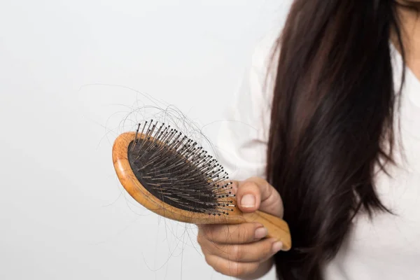 Mujer Joven Preocupada Por Pérdida Cabello Fondo Blanco —  Fotos de Stock