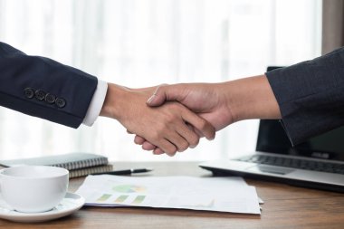 İş karşılıklı. El ofiste iki işadamı