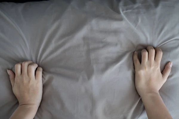 Kvinnlig Hand Dra Bruna Lakan Underteckna Orgasm Kvinna Sängen — Stockfoto