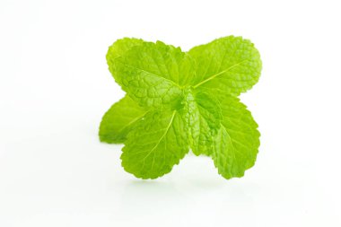  Beyaz arkaplanda izole edilmiş nane yaprakları