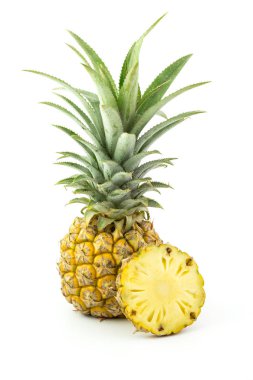 Beyaz arkaplanda izole edilmiş ananas