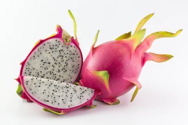 Beyaz arkaplanda Ejder Meyvesi izole