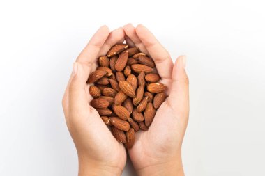 Eldeki badem beyaz arka plan üzerinde izole