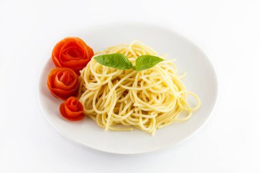 Beyaz arka planda izole edilmiş spagetti bolonezi