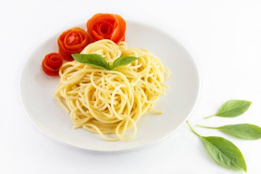 Beyaz arka planda izole edilmiş spagetti bolonezi