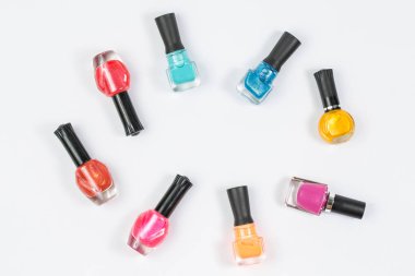 Beyaz arka planda tırnak cilası şişesi