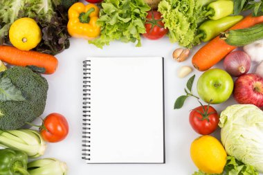 Kopya alanı ile beyaz bir arka plan üzerinde izole meyve ve sebze ile Boş dizüstü üst görünümü