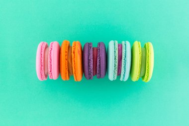 yeşil arka plan üzerinde macaroon