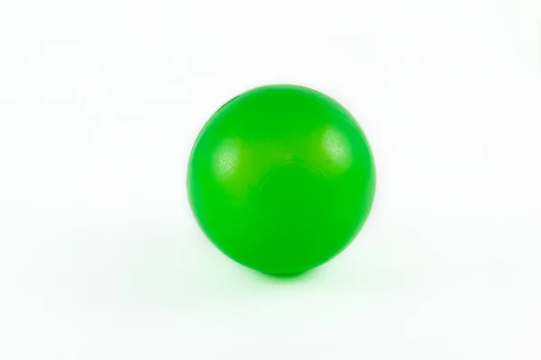 Bola verde isolado em um fundo branco — Fotografia de Stock