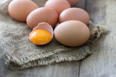 Ahşap zeminde taze yumurta