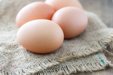 Ahşap zeminde taze yumurta