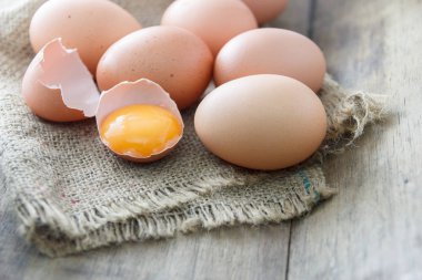 Ahşap zeminde taze yumurta