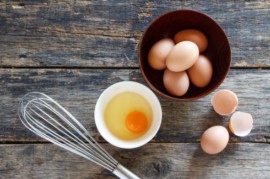 Tahta bir kasede yumurtalar Eski ahşap masa manzarasında